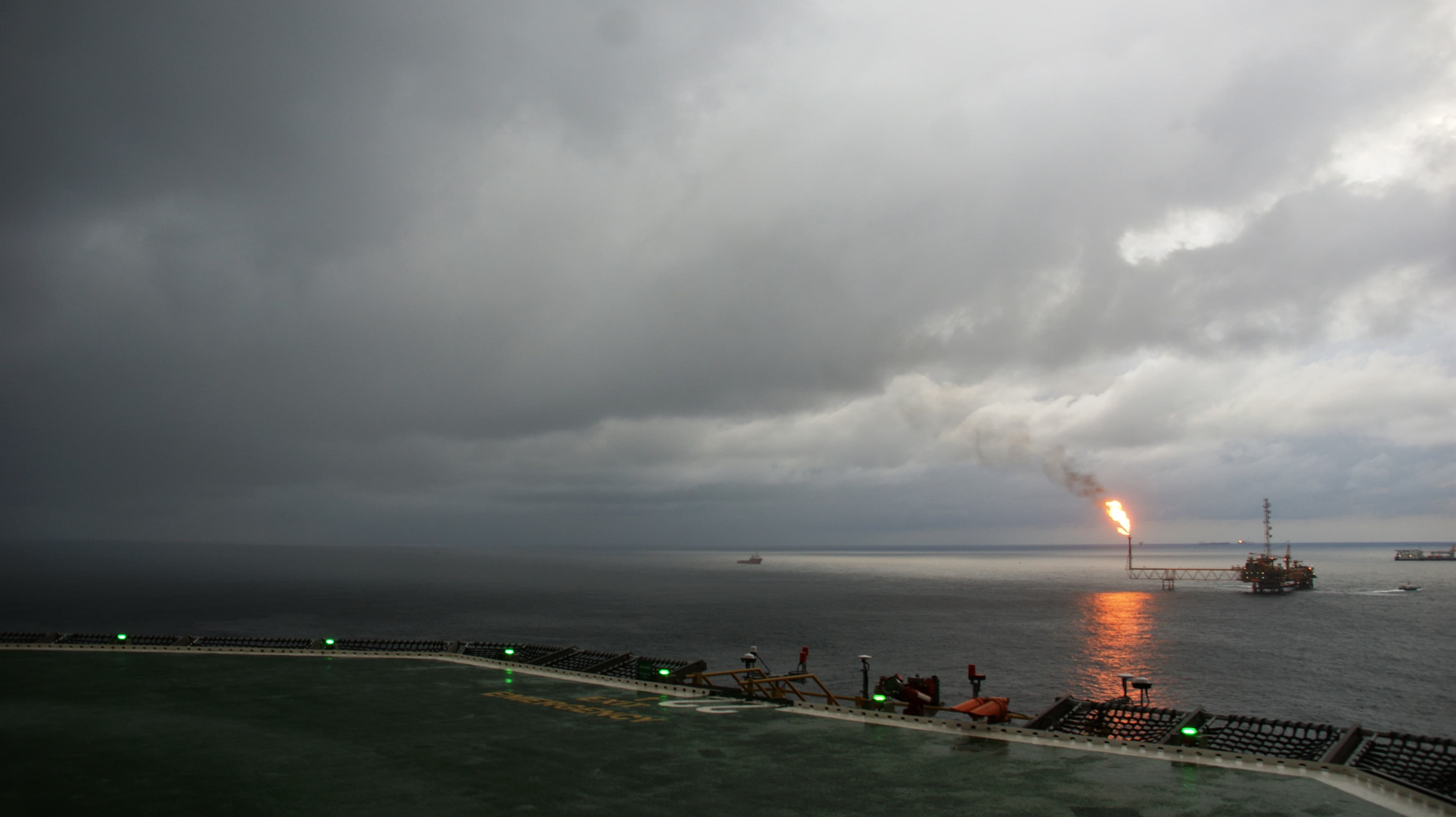An oil platform in the Bight of Bonny, off Nigeria's coast — illustrative image of the offshore Niger Delta environment where OML 74 sits, not a photograph of the JK-004 well site.