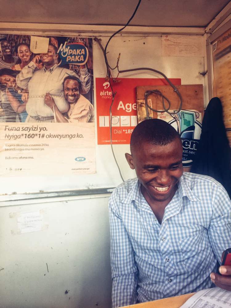 Illustrative: a mobile money agent assists a customer with a cash withdrawal. Not Gigbanc, but representative of the cross-border/mobile-money services African fintechs like Gigbanc build around.