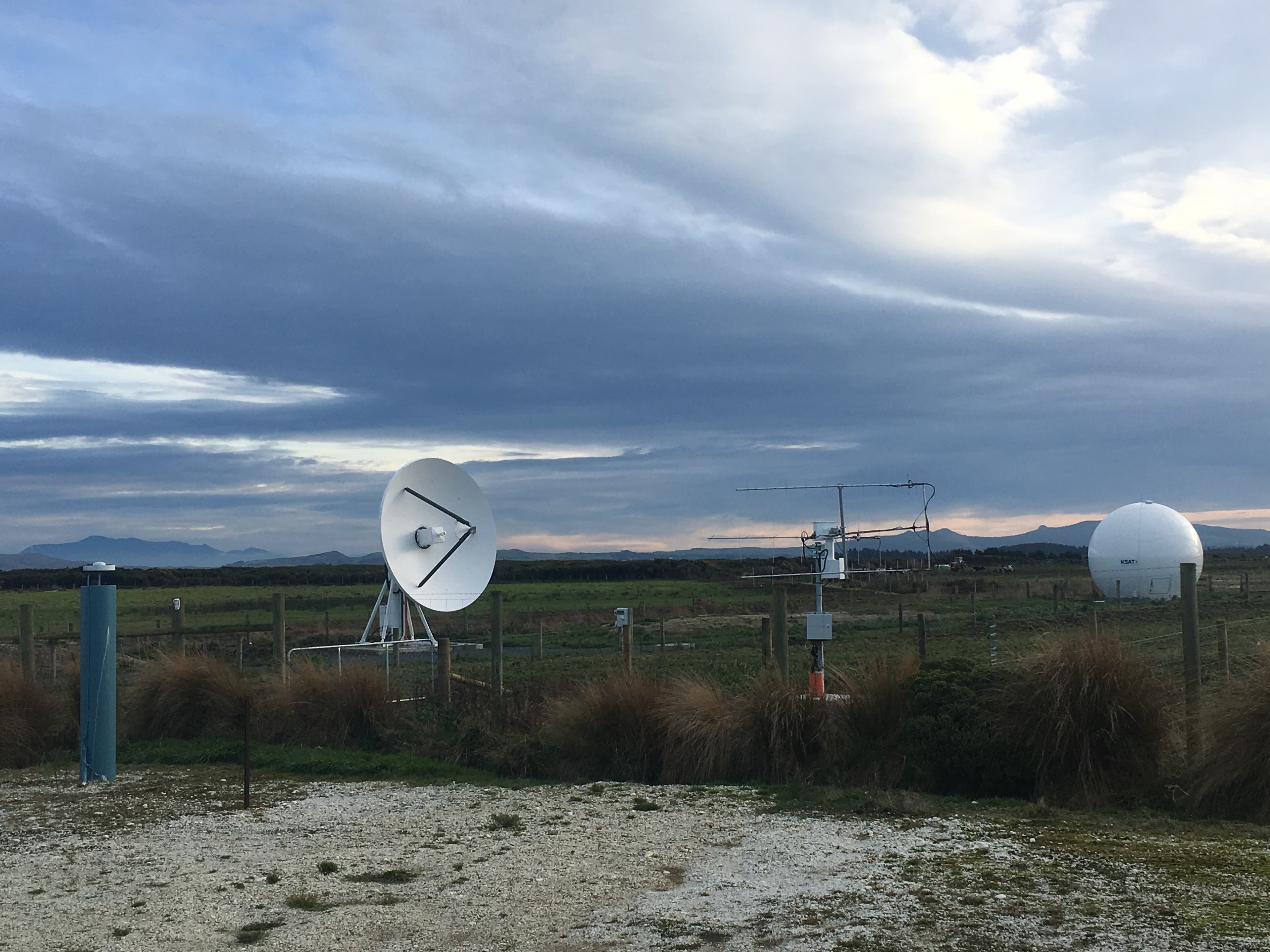 Dish and pedestal antennas at a satellite ground station. Amazon is seeking a licence to build its first African gateway of this kind in Nairobi, the facility that would link its Leo constellation to terrestrial fibre. Illustrative image, not the Kenyan site.