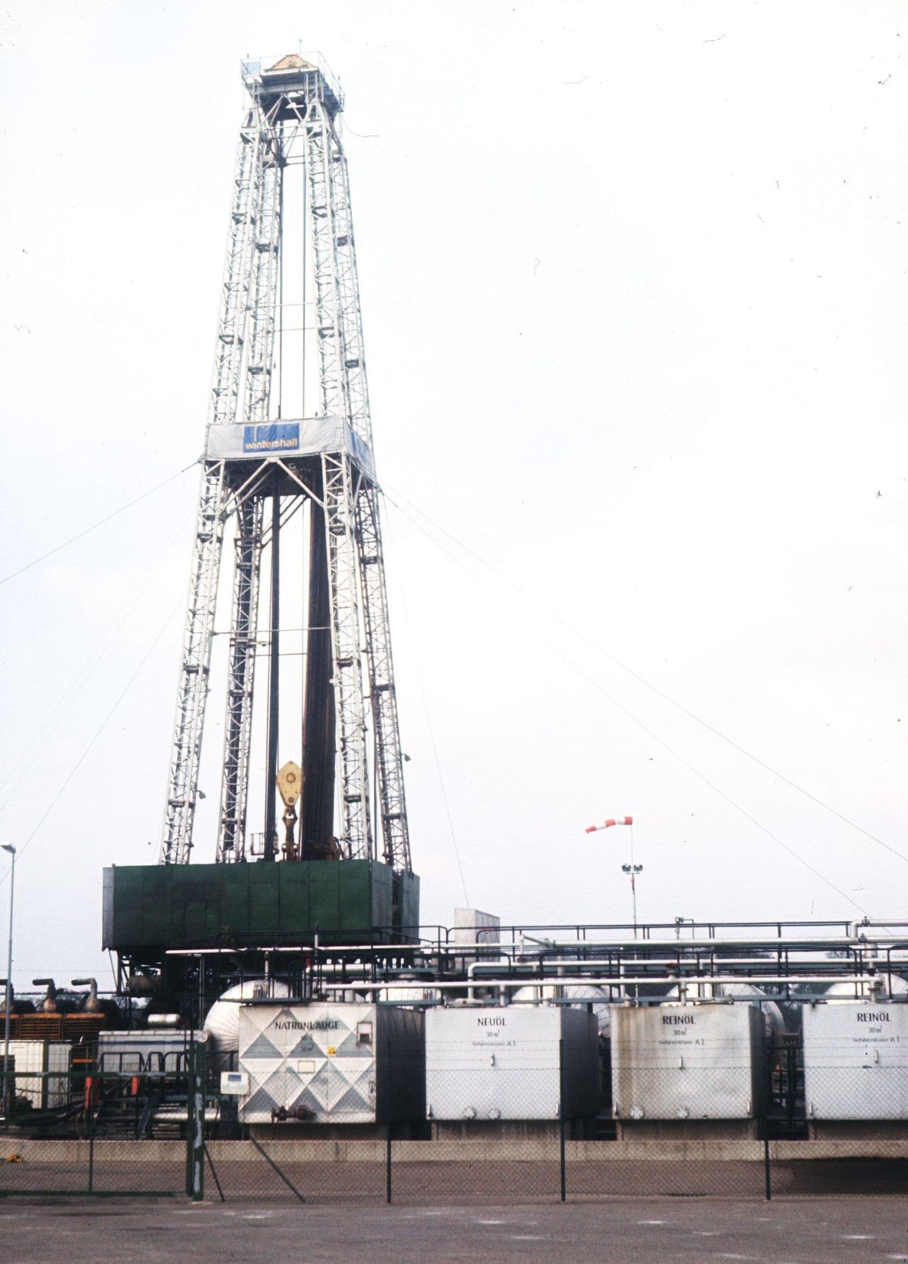 An onshore drilling rig. Uganda's Lake Albert project targets first oil in 2026. (Illustrative)